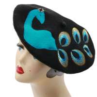 Schwarzes Barett mit Pfau